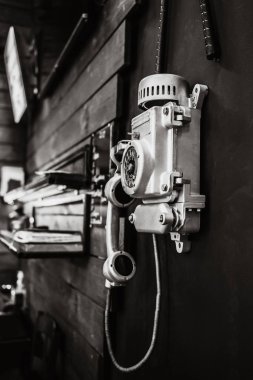 sokak eski telefon döner bir çevirici ile