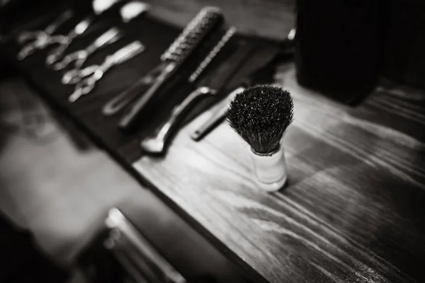 Les outils d'un coiffeur sur le bureau devant le miroir — Photo