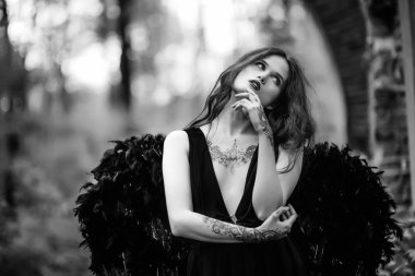 Siyah kanatlı düşmüş melek