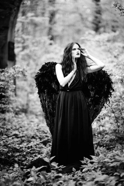 Anjo caído com asas pretas — Fotografia de Stock