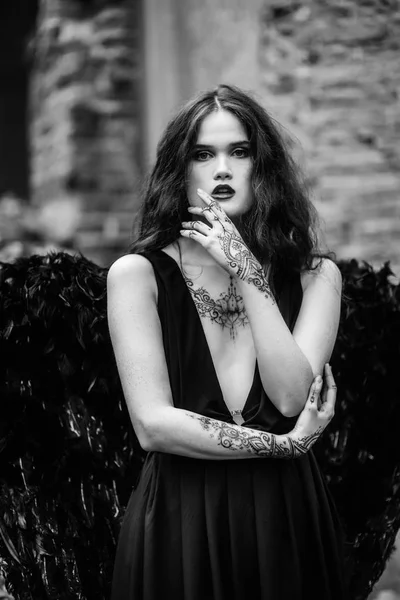 Siyah kanatlı düşmüş melek