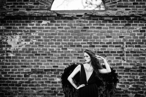 Siyah kanatlı düşmüş melek