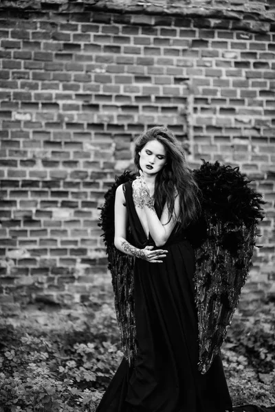 Siyah kanatlı düşmüş melek