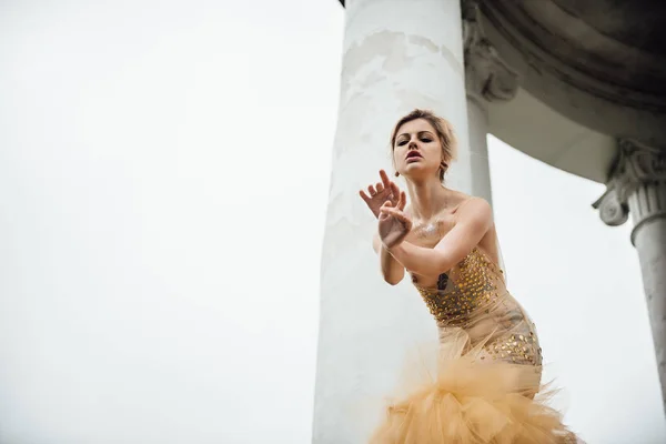 Modello ragazza in abito angelo d'oro — Foto Stock