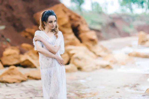 Mariée en sous-vêtements et une robe de chambre — Photo