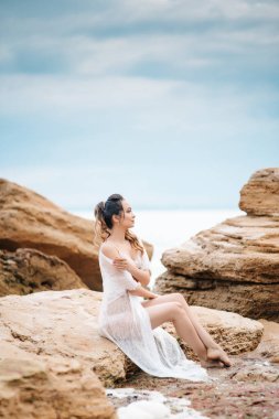 genç kız gelin iç çamaşırı içinde