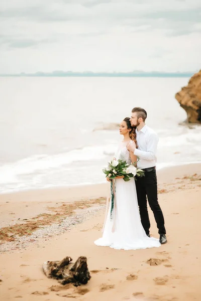 Jeune couple marié avec la mariée sur une plage de sable fin — Photo