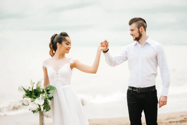 对年轻的夫妇新郎与新娘在沙滩上 — 图库照片