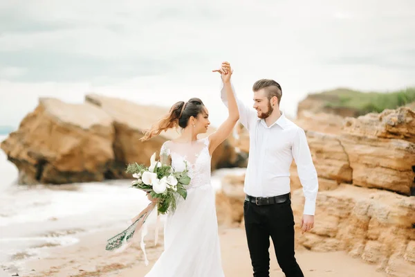 Novio joven pareja con la novia en una playa de arena — Foto de Stock