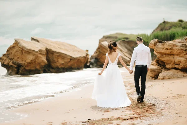 Jeune couple marié avec la mariée sur une plage de sable fin — Photo