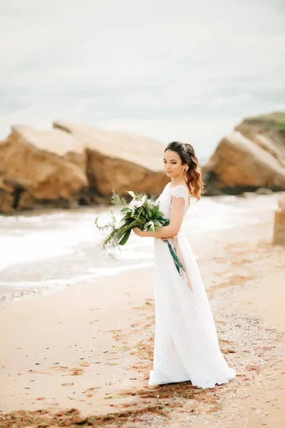 Giovane sposa su una spiaggia di sabbia — Foto Stock