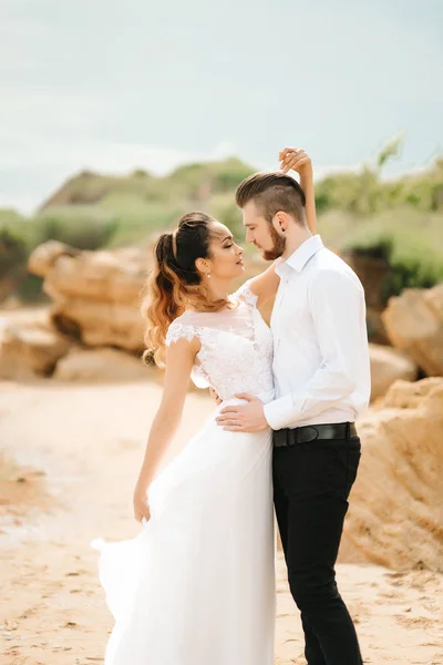 Junges Paar Bräutigam mit der Braut am Sandstrand — Stockfoto