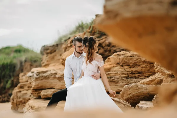 Jeune couple marié avec la mariée sur une plage de sable fin — Photo
