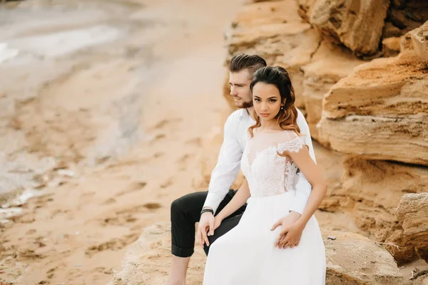 Novio joven pareja con la novia en una playa de arena —  Fotos de Stock