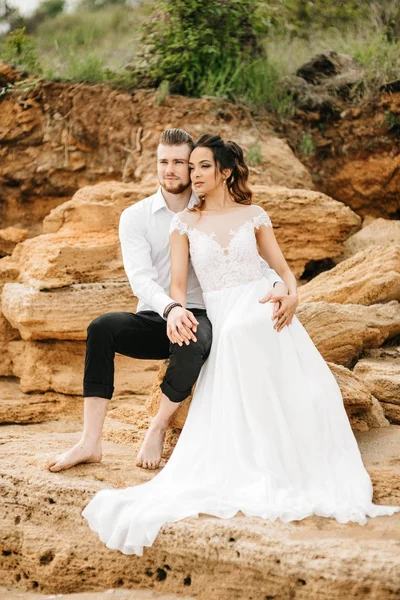 Junges Paar Bräutigam mit der Braut am Sandstrand — Stockfoto