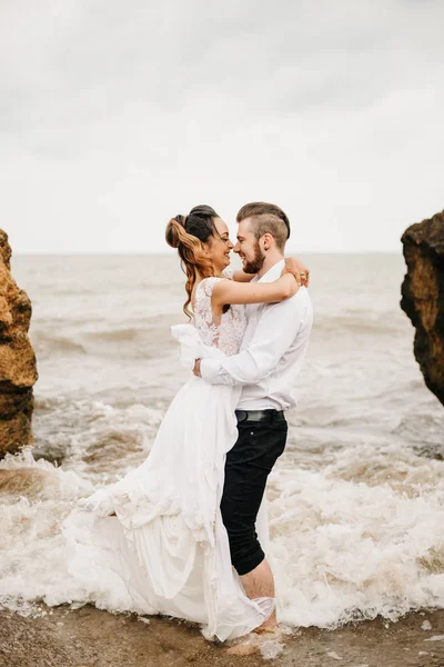 Jeune couple marié avec la mariée sur une plage de sable fin — Photo