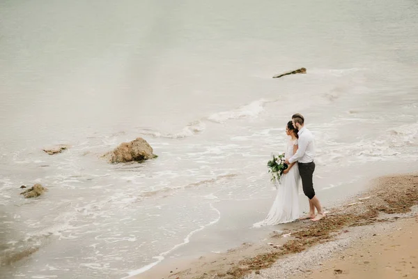 Jeune couple marié avec la mariée sur une plage de sable fin — Photo