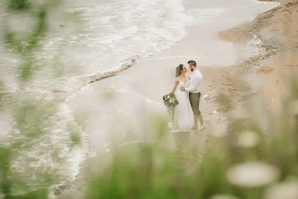 Jeune couple marié avec la mariée — Photo