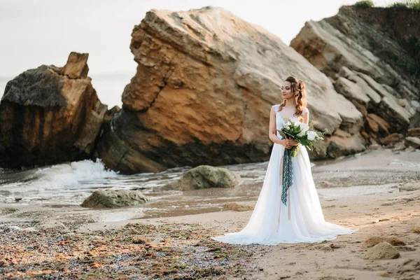 Mariée avec un bouquet de mariage sur la côte mer — Photo