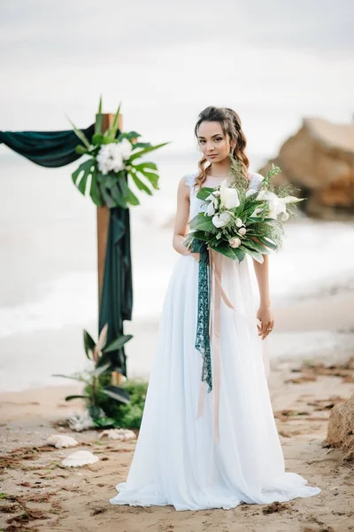 新娘与海岸海上婚礼花束 — 图库照片