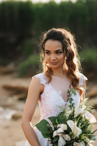 Mariée avec un bouquet de mariage sur la côte mer — Photo