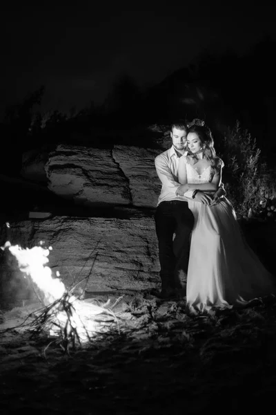 Cuplu tânăr mireasa și mirele cald în jurul focului — Fotografie, imagine de stoc