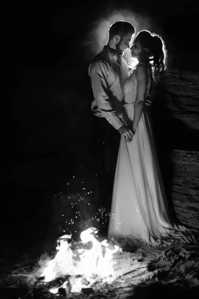 Молодая пара невеста и жених тепло вокруг костра — стоковое фото