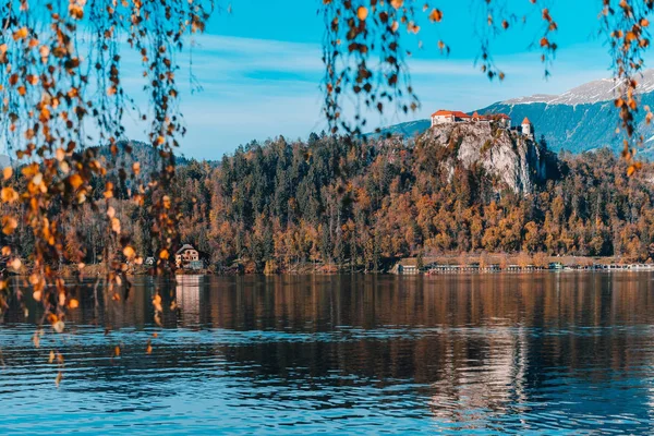 Alppivuorilla vuotanut järvi — kuvapankkivalokuva