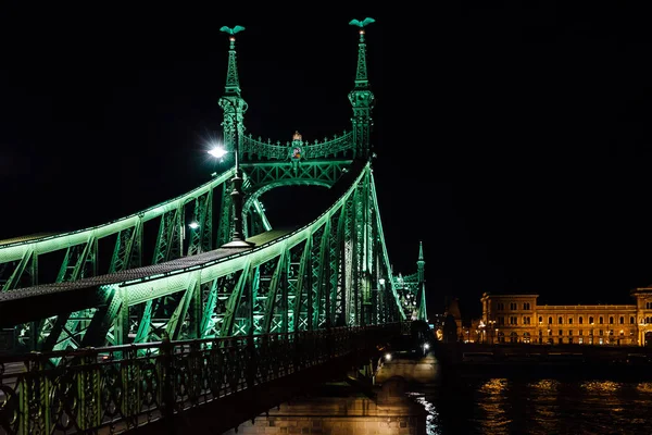 Παλιά σιδερένια γέφυρα κατά μήκος του ποταμού Δούναβη στη Βουδαπέστη — Φωτογραφία Αρχείου