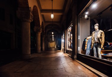 gece vitrin giysileri ile