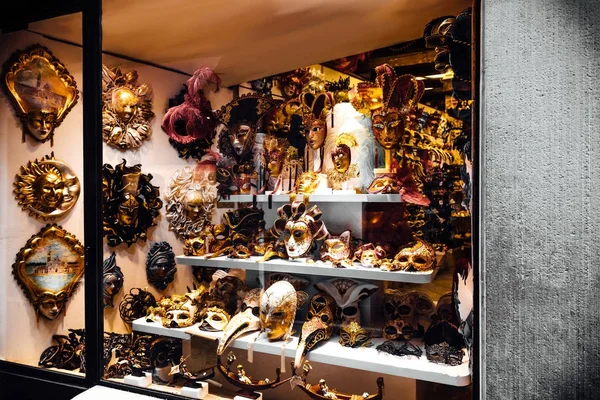 Vitrine veneziana com máscaras — Fotografia de Stock