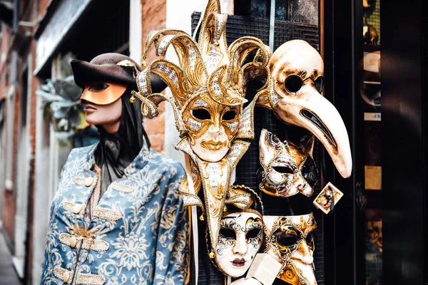 Vitrine veneziana com máscaras — Fotografia de Stock