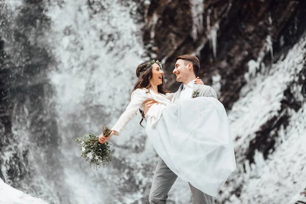 Bruid en bruidegom op de berg waterval — Stockfoto