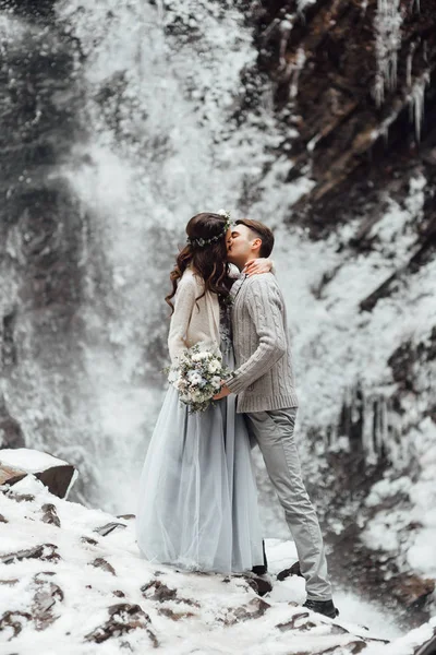 Noiva e noivo na cachoeira da montanha — Fotografia de Stock