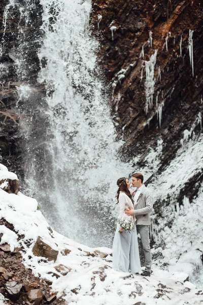 Bruid en bruidegom op de berg waterval — Stockfoto