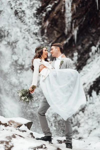 Novia y novio en la cascada de montaña —  Fotos de Stock