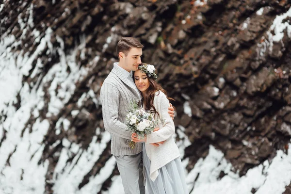 山上瀑布的新娘和新郎 — 图库照片
