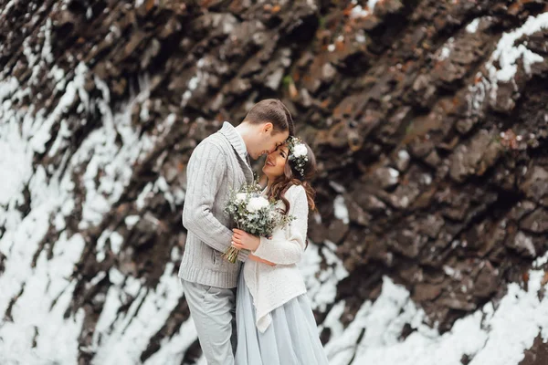 Menyasszony és a vőlegény a hegyi vízesés — Stock Fotó
