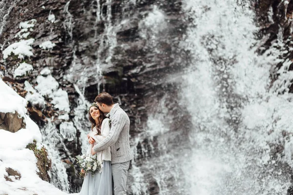 Novia y novio en la cascada de montaña —  Fotos de Stock