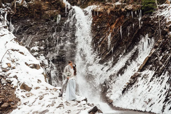 Bruid en bruidegom op de berg waterval — Stockfoto