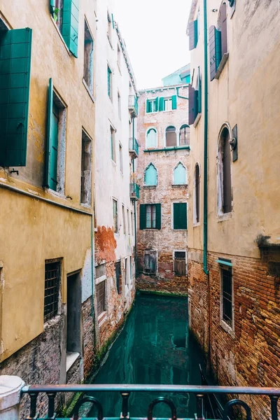 Canaux étroits de Venise Italie — Photo