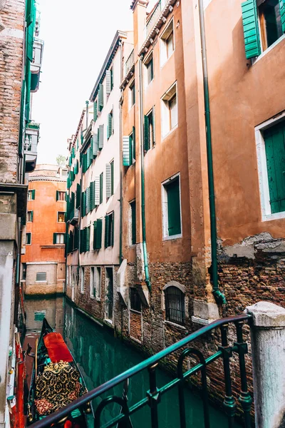 Canales estrechos de Venecia Italia — Foto de Stock