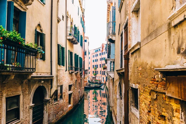 Canales estrechos de Venecia Italia — Foto de Stock