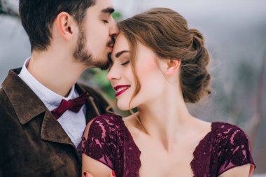 damat ve gelin Karpat Dağları'nda yürüyüş