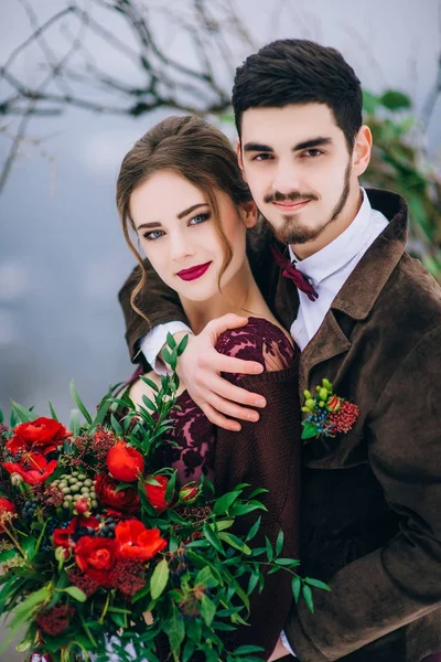 Walk the groom and the bride in the Carpathian mountains — Stock Photo, Image