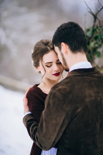 Marcher le marié et la mariée dans les montagnes des Carpates — Photo