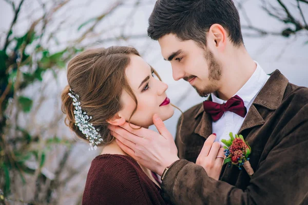 Walk the groom and the bride in the Carpathian mountains — Stock Photo, Image