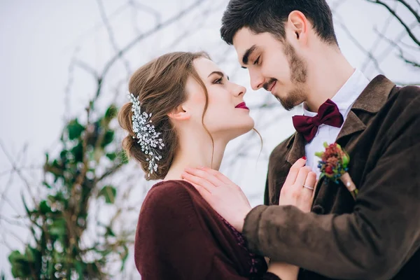 Walk the groom and the bride in the Carpathian mountains — Stock Photo, Image