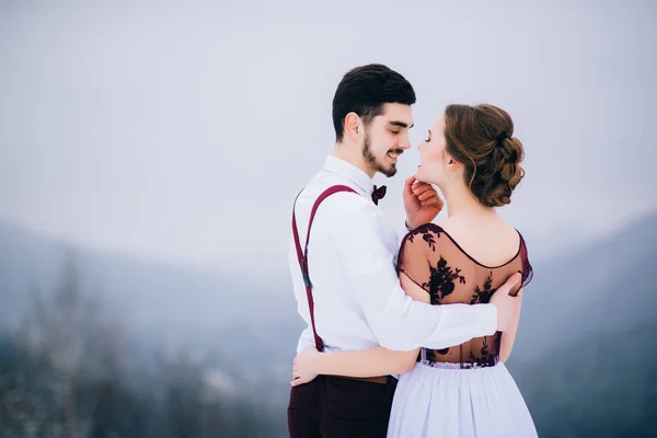 漫步在喀尔巴阡山的新郎和新娘 — 图库照片