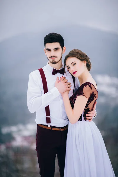 Lopen de bruidegom en de bruid in de Karpaten — Stockfoto